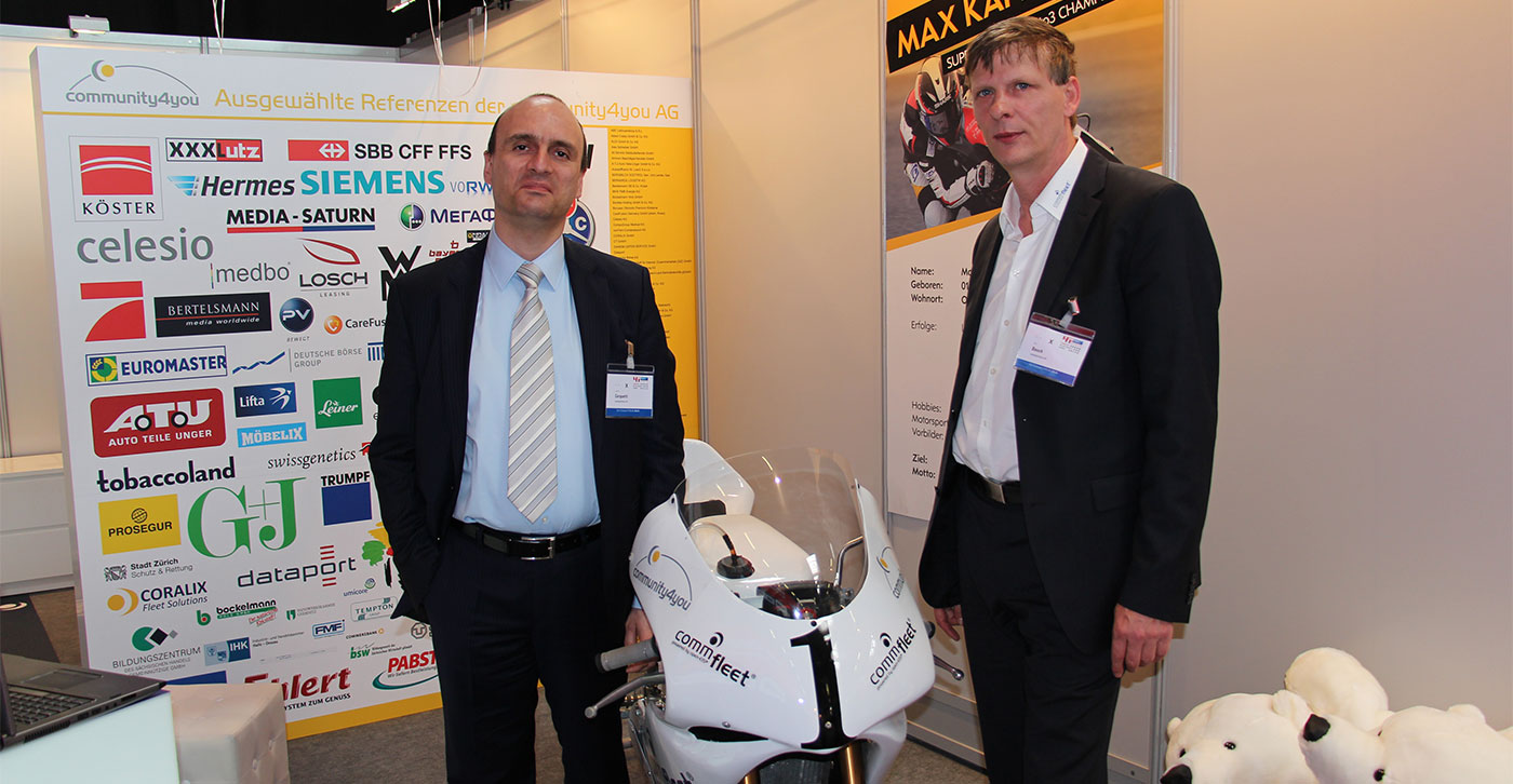 community4you AG präsentiert comm.fleet auf dem Fuhrpark-FORUM 2014 | Lavinio Cerquetti, Vorstand und Uwe Bauch, Vorstandsvorsitzender der community4you AG mit der Rennmaschine von Max Kappler community4you AG präsentiert comm.fleet auf dem Fuhrpark-FORUM 2014 | Lavinio Cerquetti, Vorstand und Uwe Bauch, Vorstandsvorsitzender der community4you AG mit der Rennmaschine von Max Kappler