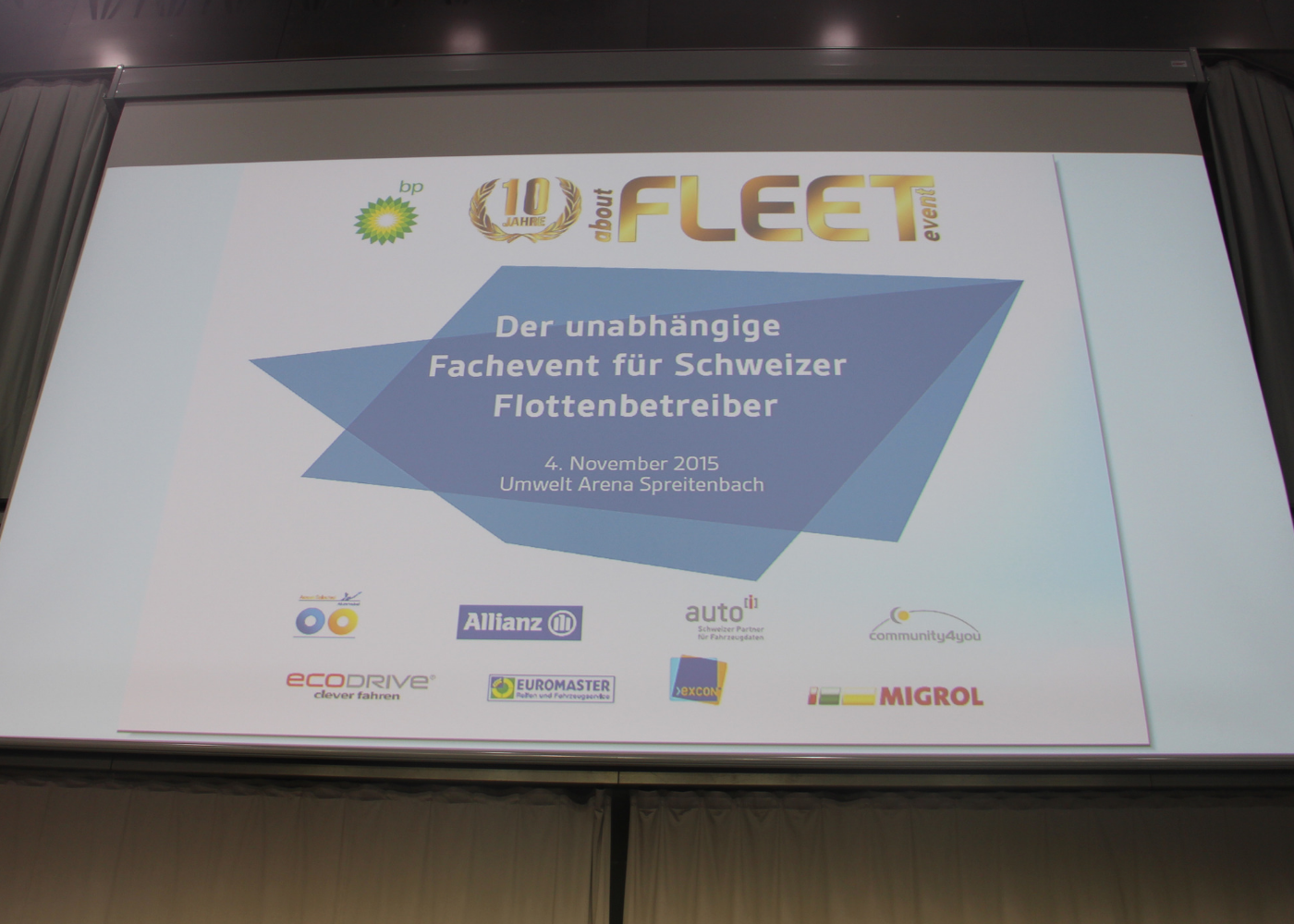 links: aboutFLEET - die community4you AG ist als Sponsor präsent; rechts: Impressionen des Messestandes und der Merchandising Rubik Cube’s mit den Logos der comm.fleet-Produktlinie (Quelle: community4you AG)